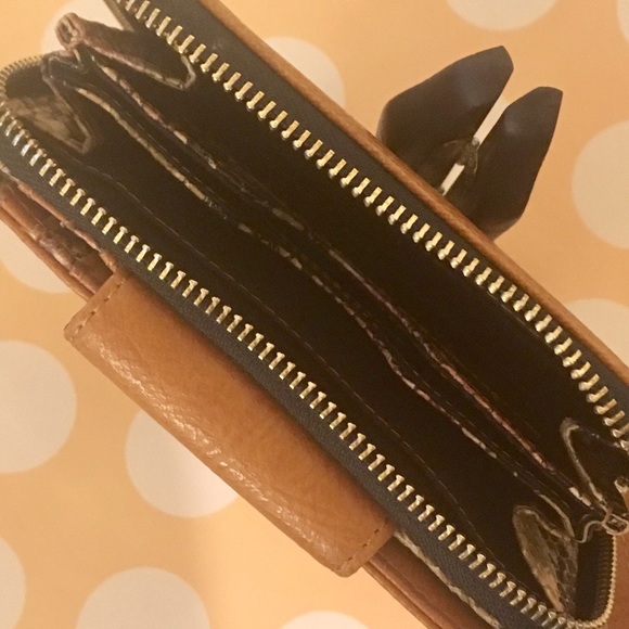 Kenneth Cole Reaction Wristlet / Wallet (New) - Picture 5 of 8